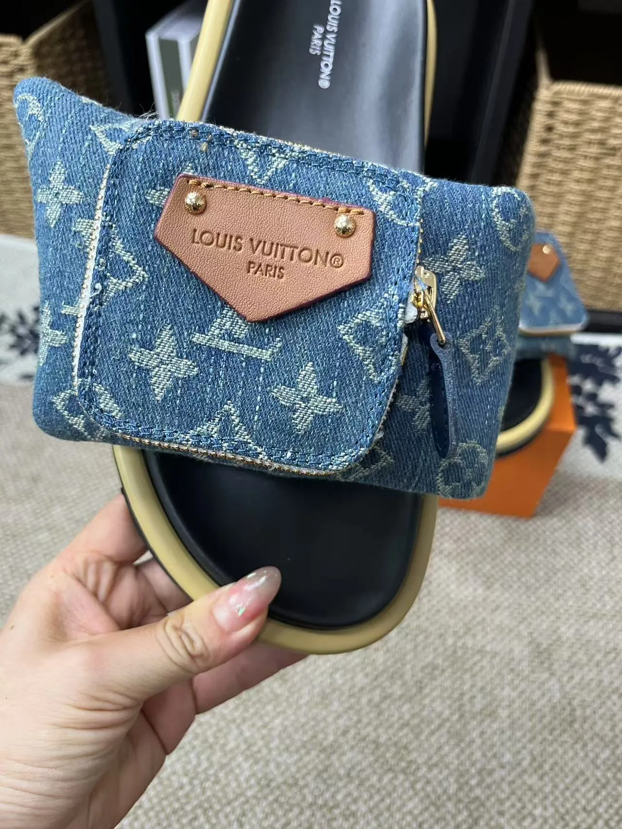P380 yuan LV Louis Vuitton Full of high-end feel! A popular model among bloggers at home and abroad, it’s retro and fashionable, and looks stunning on your feet! Mainly recommended model on the official website★ ━━━━━ ЅᏇєєt ━━━━━ ▪️Upper: original calfskin ➕5D printing process ▪️Inner: imported mixed sheepskin ▪️Outsole: original molded foam outsole ▪️Size: Female 35-40 Men's 39-44 (women's 41 men's 45)